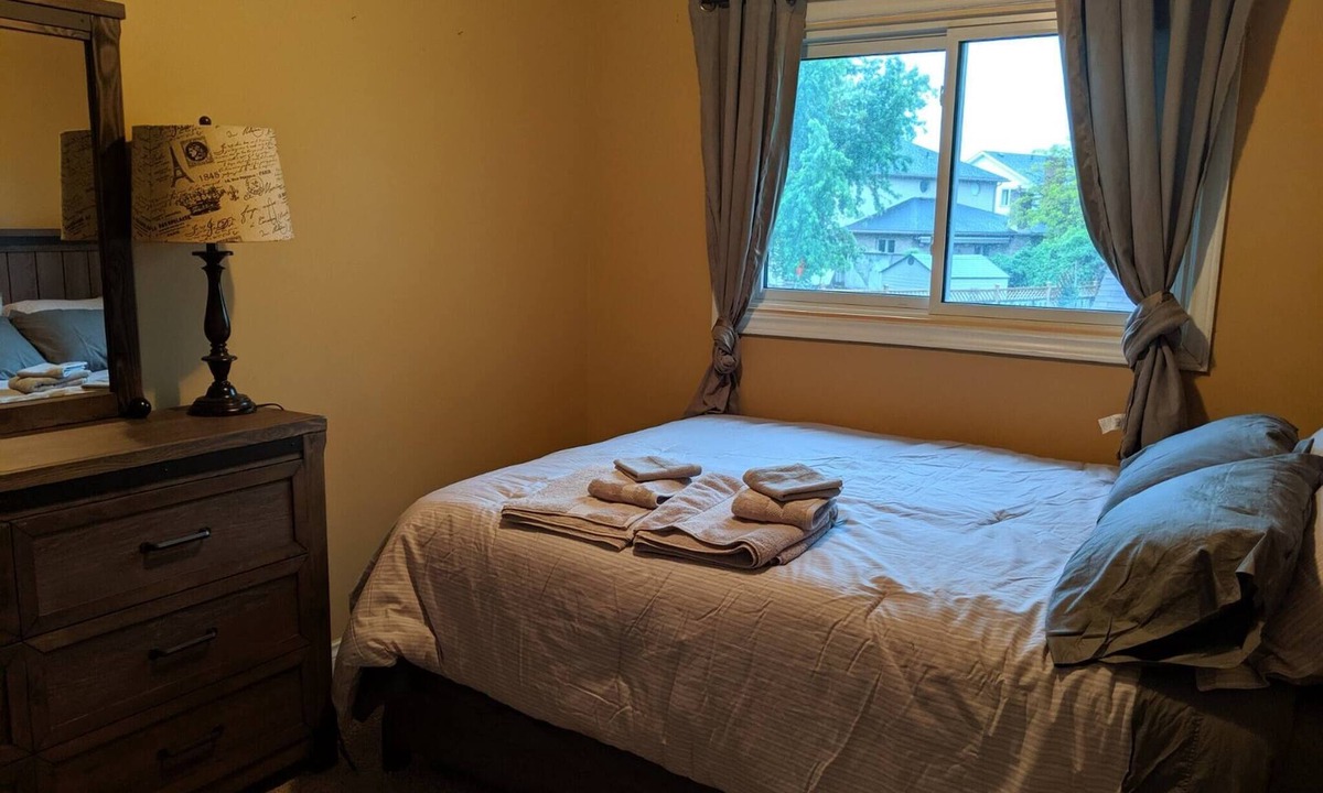 St. Catharines House | Doctor's Lounge - An Executive Home in Niagara