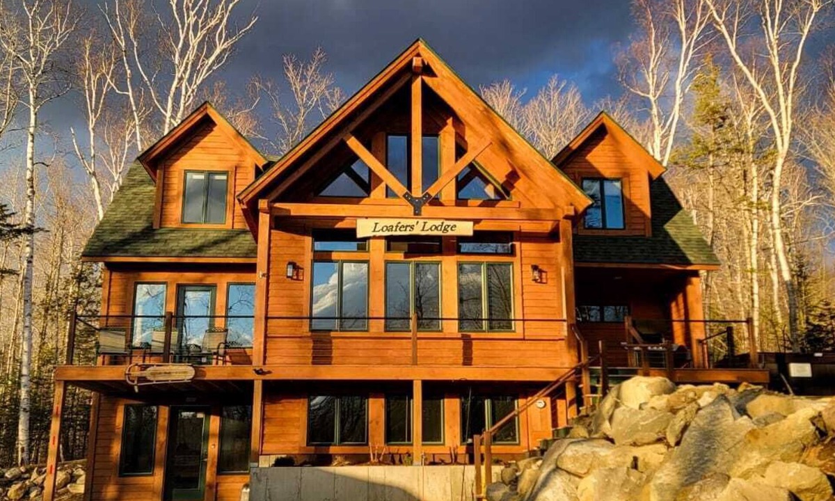 Carrabassett Valley Ski Chalet | Dog-friendly chalet + hot tub, EV charger