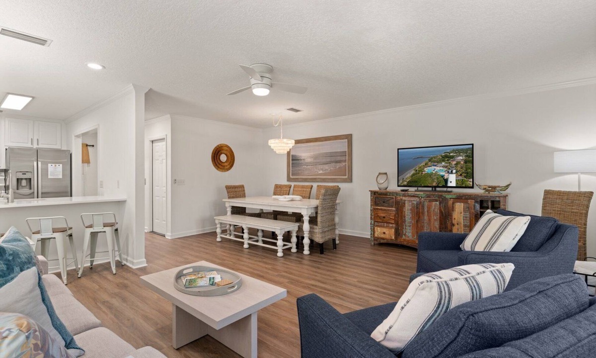 Demere Park House | Dog Friendly, Steps away from the beach, Restaurants, Village, and Pier.