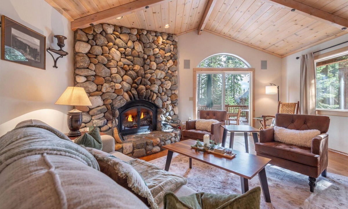 Tahoe Pines House | Dog-Friendly 3-Bedroom Home, Minutes to Beach!