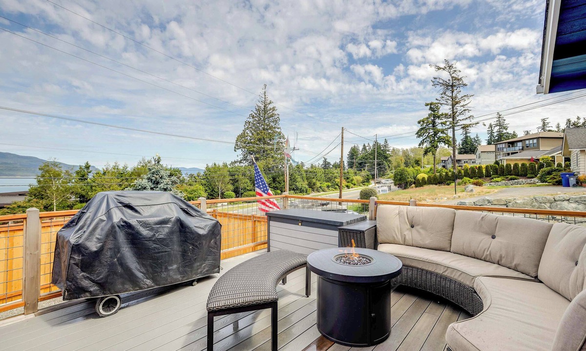 Anacortes Apartment | Dog-Friendly Anacortes Retreat w/Shared Hot Tub!