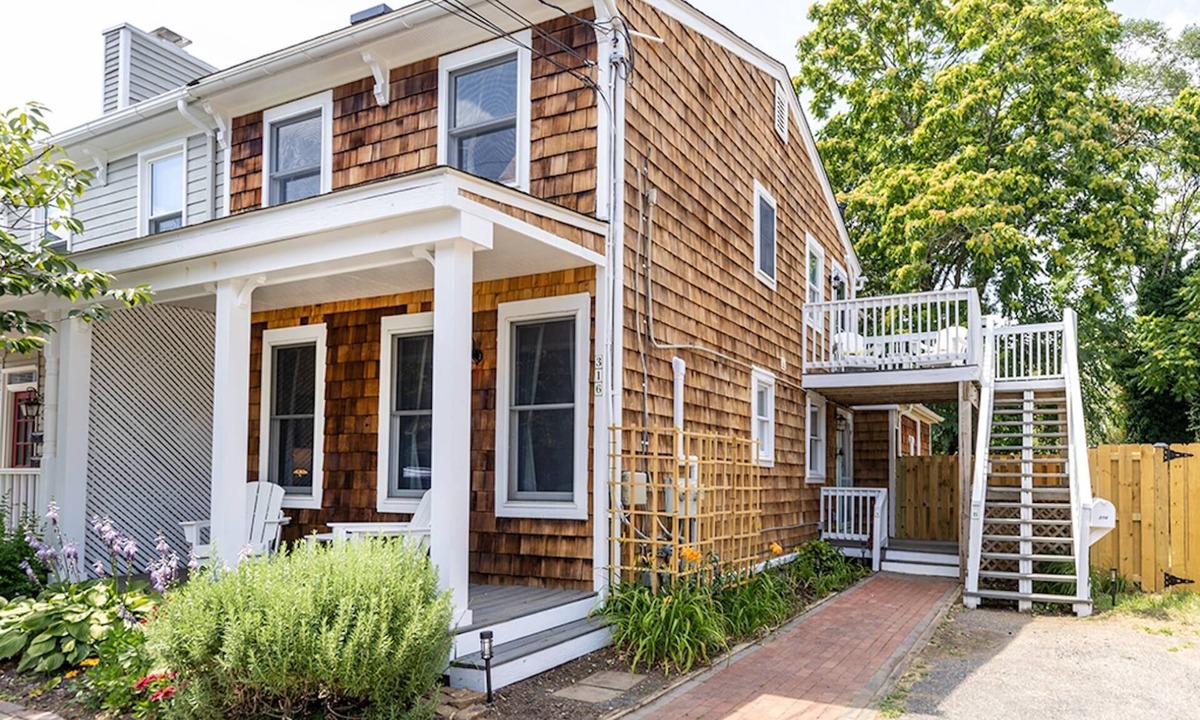 Eastport Apartment | Dog-Friendly Annapolis Apartment | Parking, Private Backyard & Walkable to Shops and Restaurants