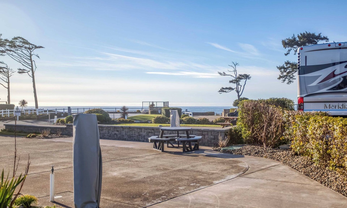 Agate Beach RV Rental | Dog Friendly, Available with 50AMP, 30AMP, Water and Sewer hook up's, WiFi