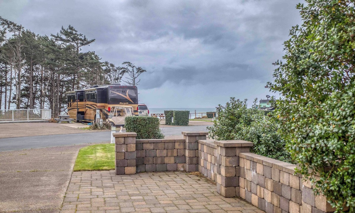 Agate Beach RV Rental | Dog Friendly, Available with 50AMP, 30AMP, Water and Sewer hook up's, WiFi