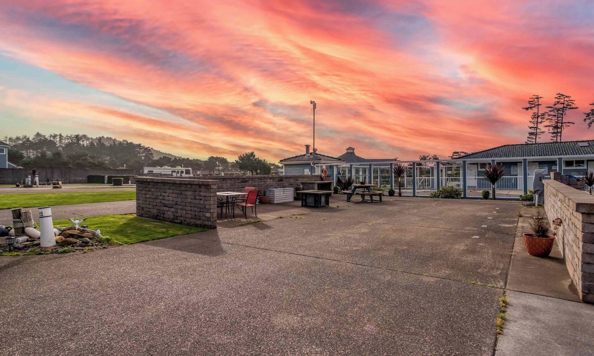 Agate Beach RV Rental | Dog Friendly, Available with 50AMP, 30AMP, Water and Sewer hook up's, WiFi