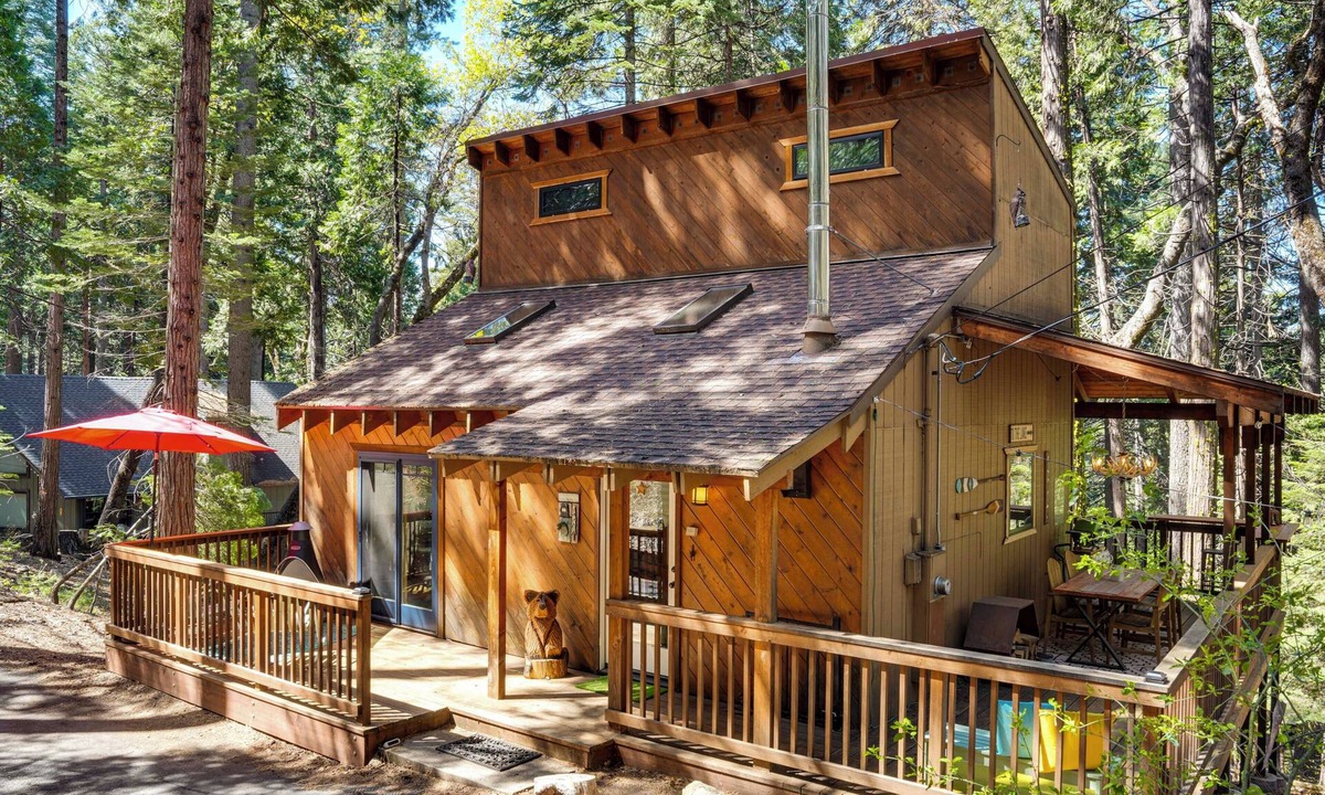 Dorrington Cabin | Dog-Friendly Cabin 3 Mi to Big Trees State Park!