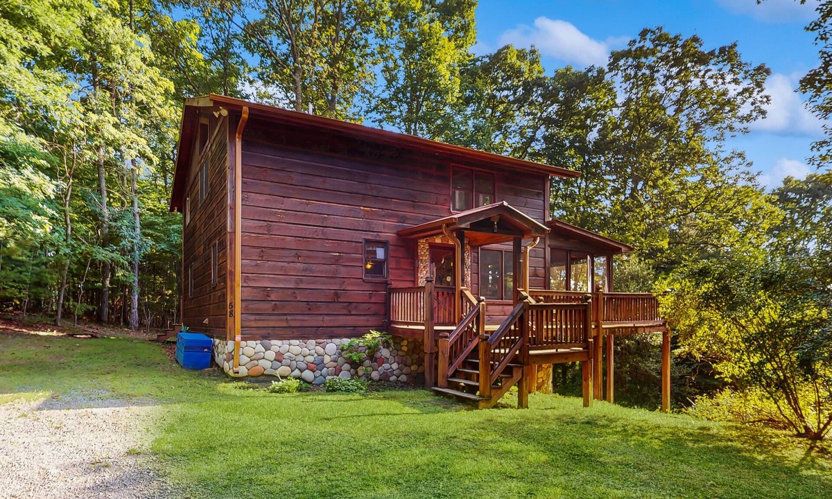Blue Ridge Cabin | Dog-friendly cabin with wraparound deck, outdoor firepit, & game room