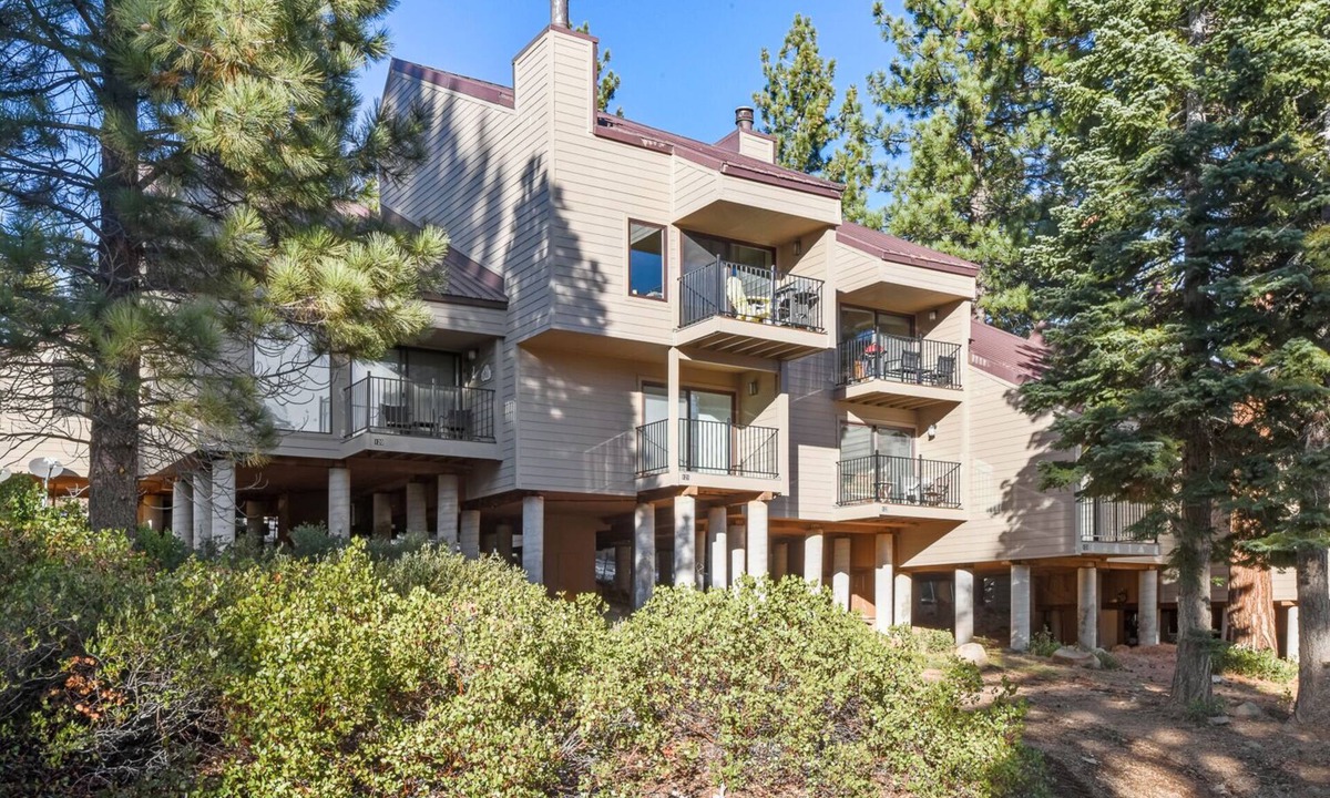 Carnelian Woods Condo | Dog-Friendly Carnelian Woods Lake View Condo