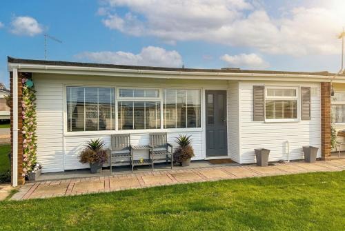 Great Yarmouth House | Dog friendly chalet in Hemsby by Winterton Cottages