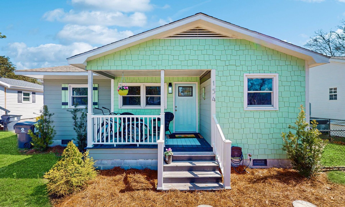 Long Beach Cottage | Dog-friendly coastal home with enclosed yard, fire pit and close to beach
