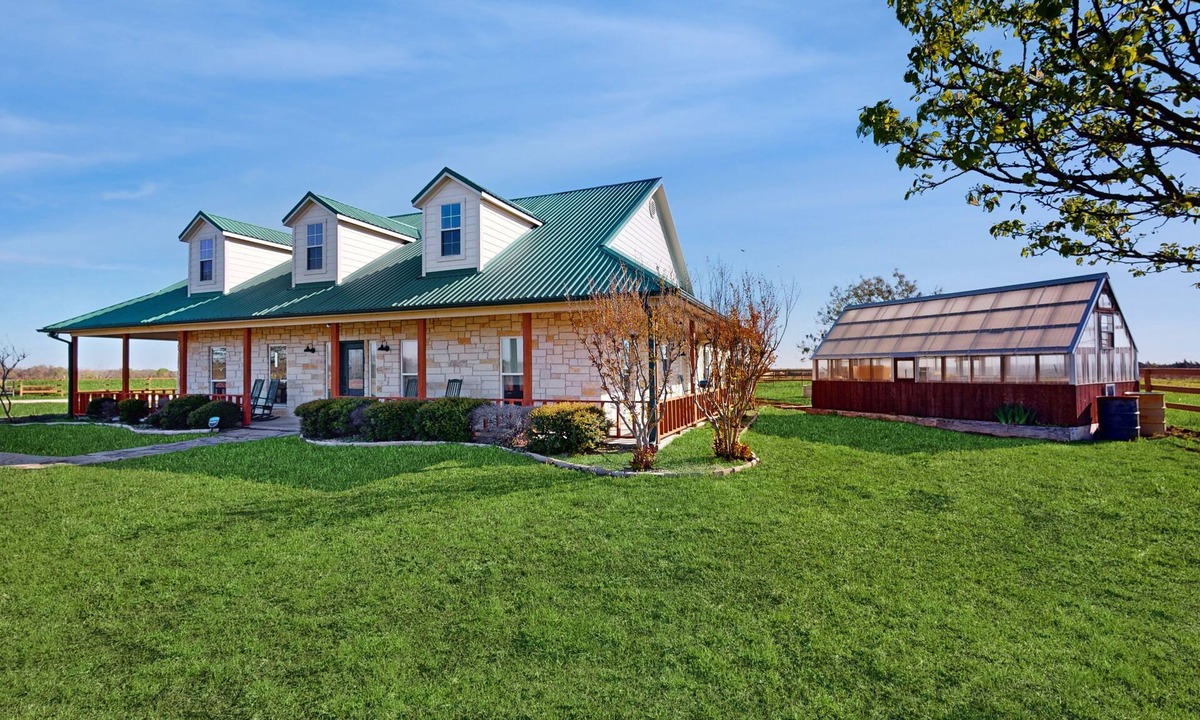 Celeste House | Dog-friendly countryside home with firepit, wraparound porch, & prime stargazing