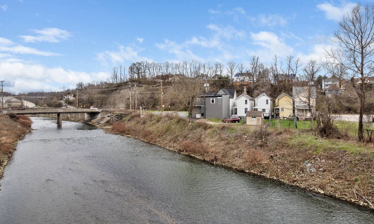 Carnegie House | Dog Friendly Creek-Side Getaway