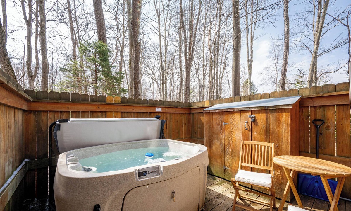 Thayerville Cabin | Dog Friendly Deep Creek Log Cabin w/Private Hot Tub