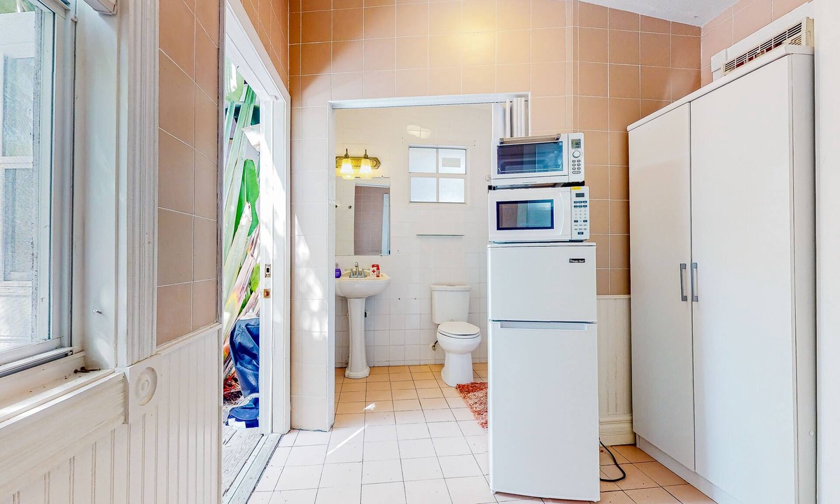 Historic Seaport Apartment | Dog-friendly downtown studio near beach with WiFi, AC, fridge, oven, microwave
