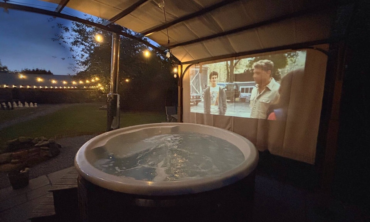 Dwyran Cabin | Dog-Friendly Executive Glamping Pod With Hot Tub