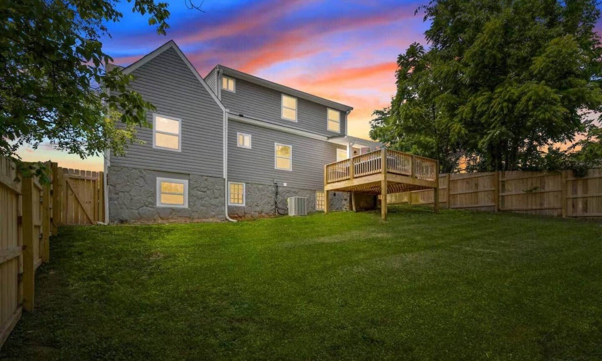 Lupton City House | Dog Friendly, Family Friendly, Minutes to Downtown