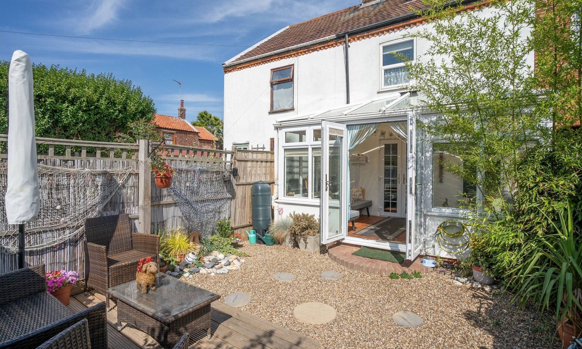 Winterton-on-Sea Apartment | Dog friendly Norfolk seaside cottage with bedroom beach views