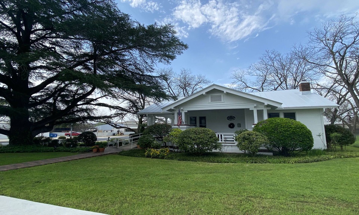 Fredericksburg House | Dog-friendly home & guest house w/ a beautiful garden near Main Street