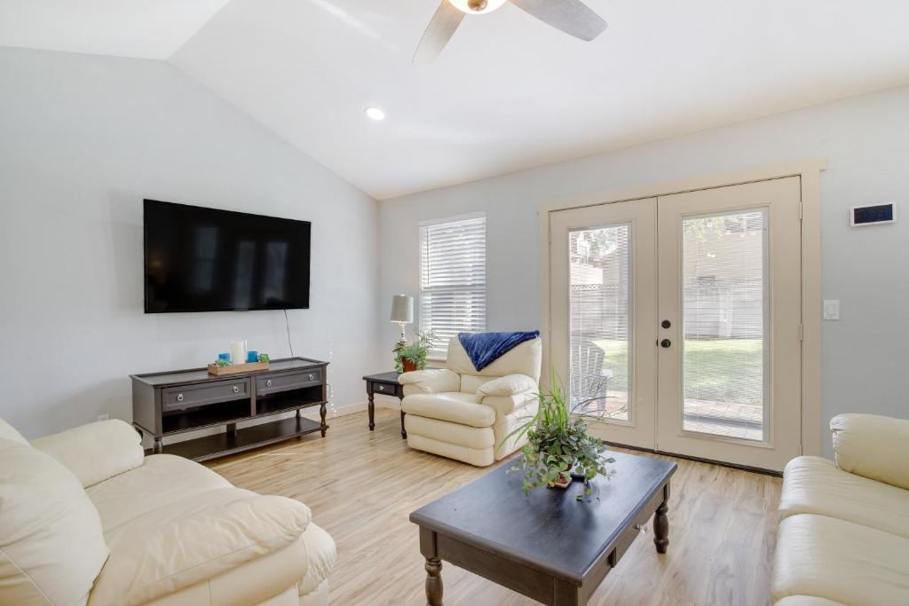 Conroe House | Dog-Friendly Home in The Woodlands w/Fenced Yard!