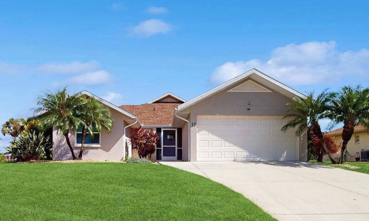Pebble Beach House | Dog friendly home with heating optional pool, lanai, and washer & dryer