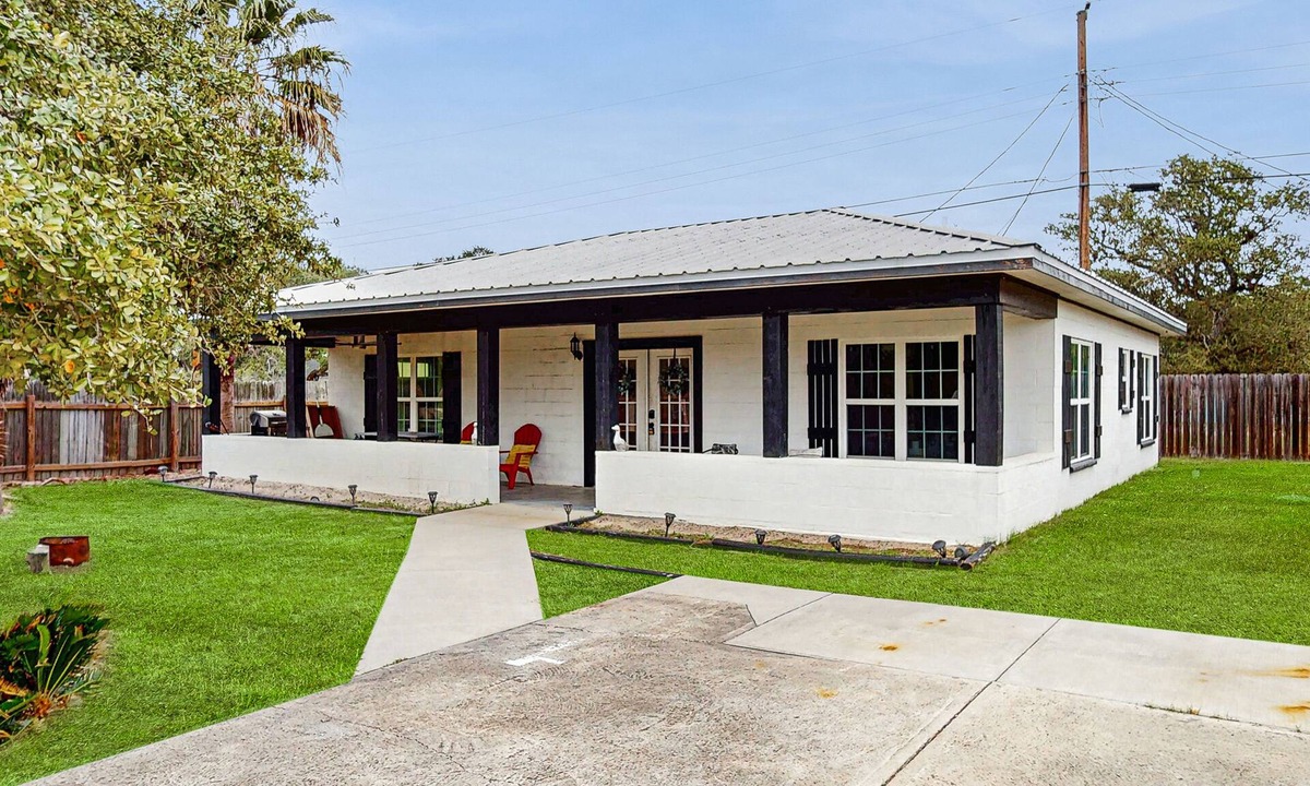Rockport House | Dog-friendly home with full kitchen, patio, BBQ and cozy living room