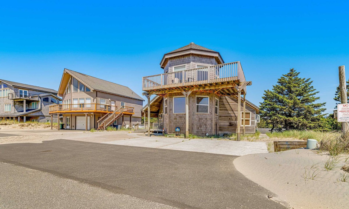 Kiwanda Shores House | Dog Friendly House with Ocean Views Hot Tub Arcade Machine and Easy Beach Access