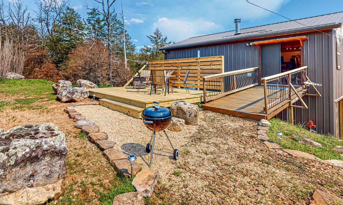 Eureka Springs Apartment | Dog-friendly lakefront studio with a full kitchen, TV, yard, water views