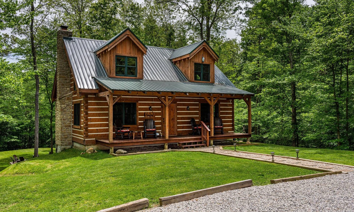Morgantown Cabin | Dog-Friendly Log Cabin | Hot Tub, Game Room & Fireplace 4BR, 3BA