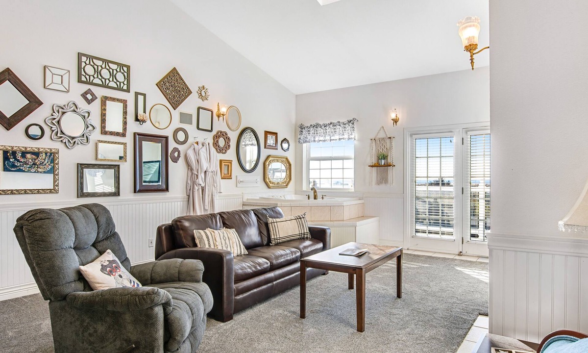 Ocean Shores Condo | Dog-friendly oceanfront suite with deck, great ocean view & jetted tub