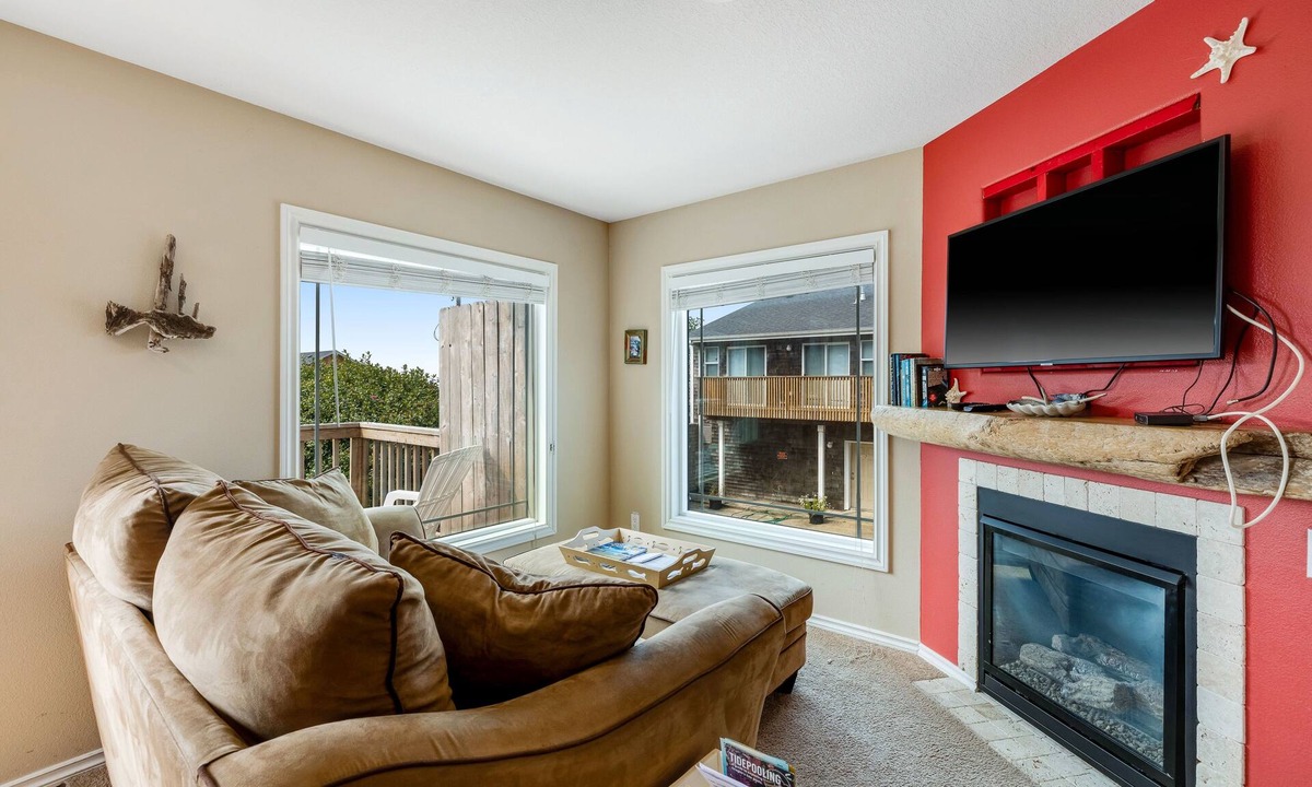 Depoe Bay Cabin | Dog-friendly ocean-view cabin with fireplace, kitchenette, deck, & beach access