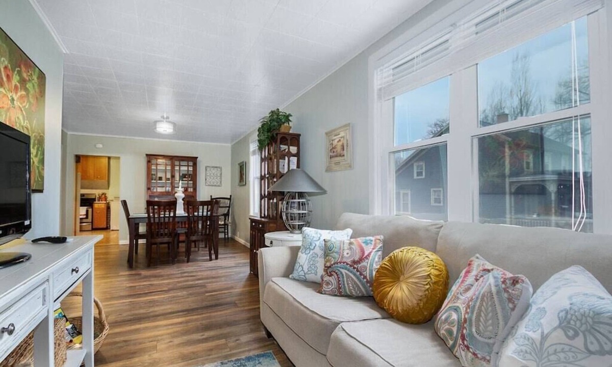 Manistee House | Dog friendly one bedroom house close to everything!