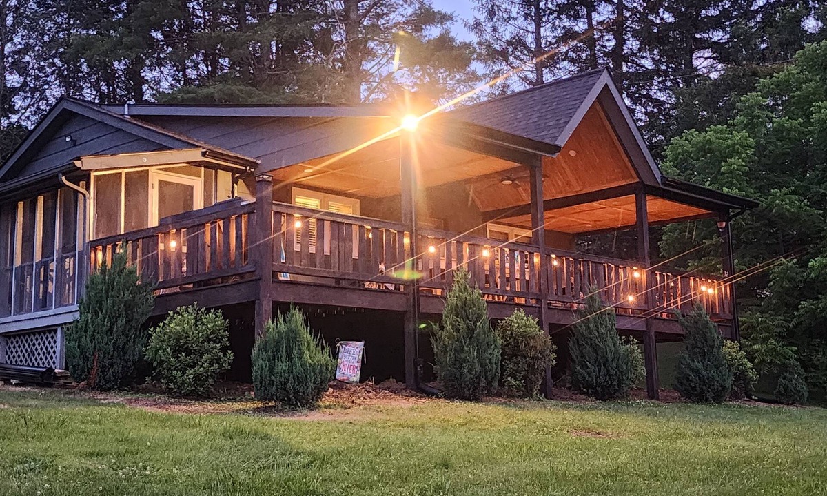 Crumpler Cottage | Dog-Friendly Riverfront Cabin!