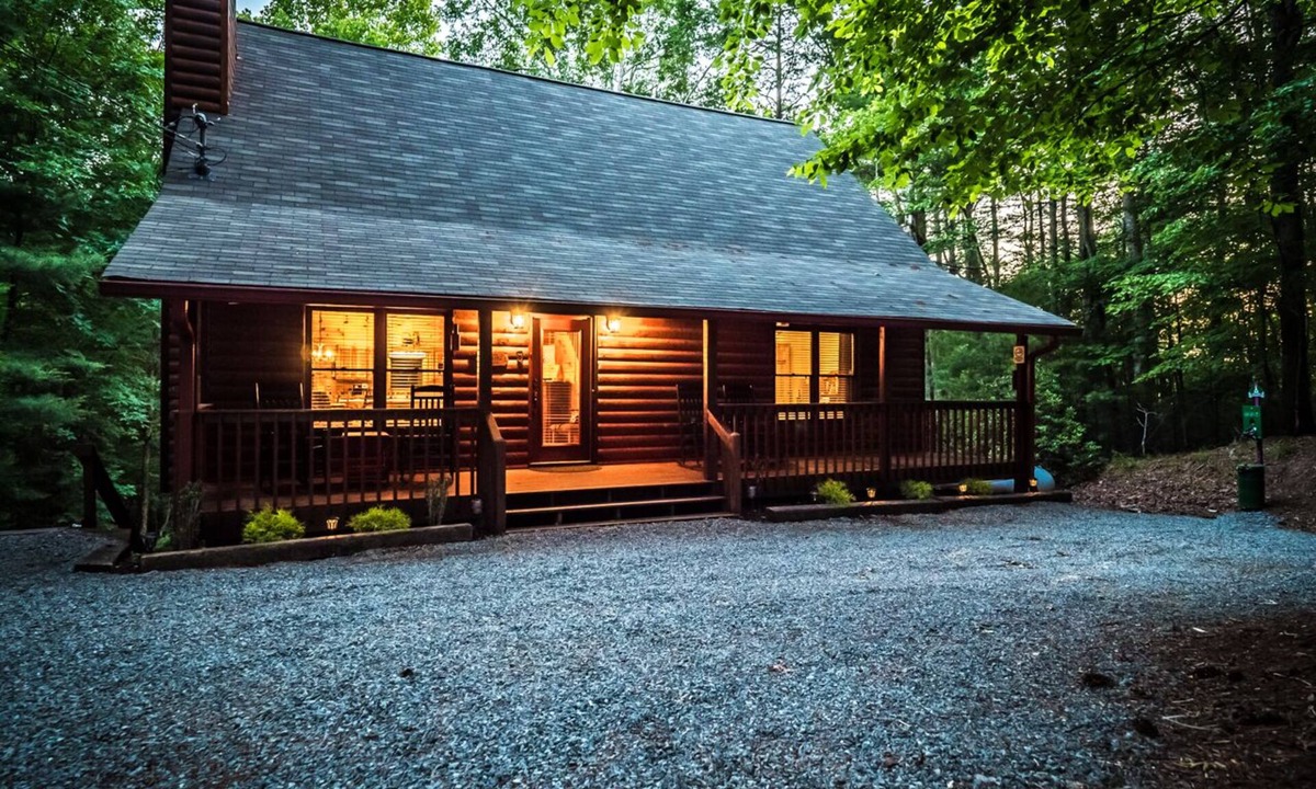 Walnut Mountain Cabin | Dog Friendly, Secluded Log Cabin, Hot-Tub, Fireplace, Fire Pit, Game Rm, King Bd