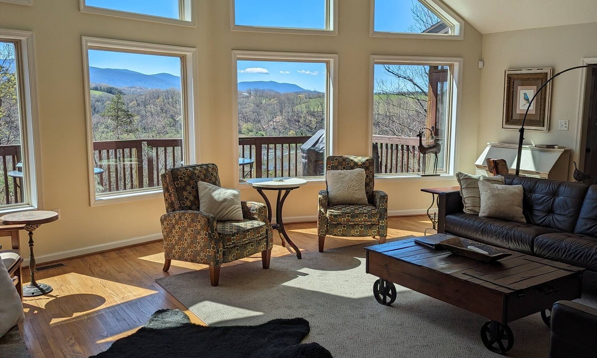Front Royal Cabin | Dog Friendly Skyline Drive Retreat: 3 King Suites, Views & Firepit! 1pm checkout