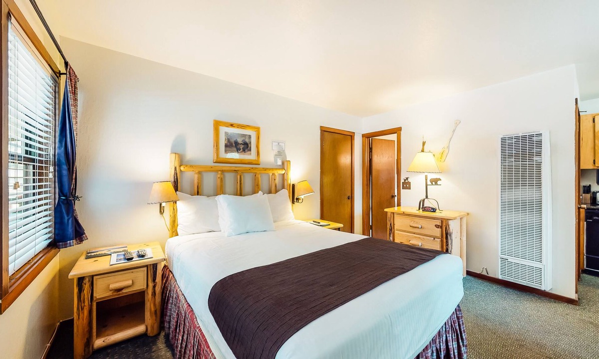 Tahoe Vista Condo | Dog-friendly studio w/ pool, Ping-Pong & dock - walk to private lakefront beach!