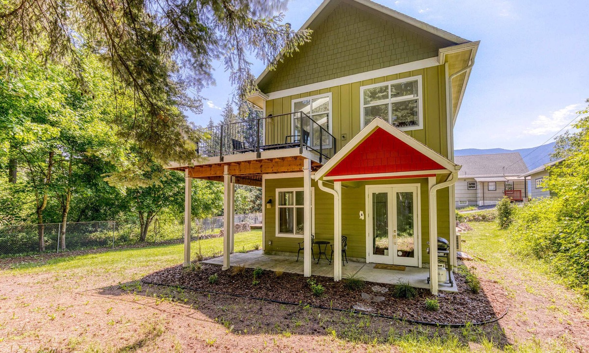 Stevenson House | Dog-friendly studio with river view, patio, grill, & shared W&D