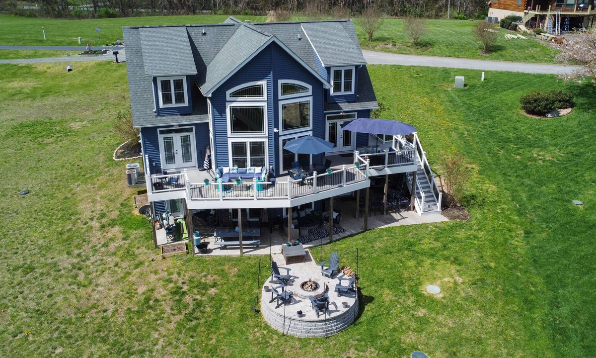 Louisa House | Dog friendly waterfront home restaurant boat rentals arcade putt putt ice cream