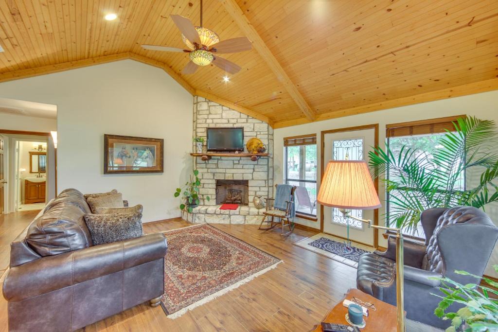 Wills Point House | Dog-Friendly Wills Point Home w/Grill on 10 Acres