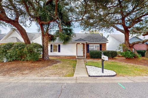 Niceville House | Dog-Friendly Yard! Retreat 11 Mi to Destin & Beach