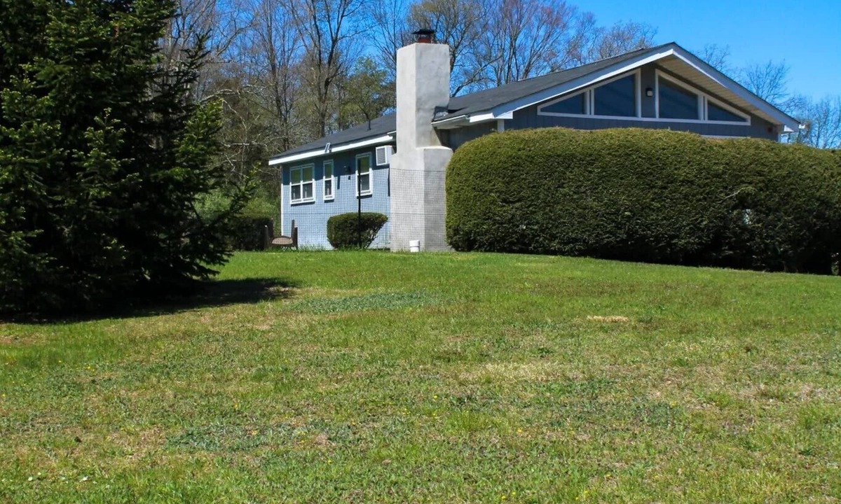 Sciota Ski Chalet | Dog Lover's Chalet w/Fenced-In Yard 10 MI to Waterparks/Hiking/Outlets/Casino