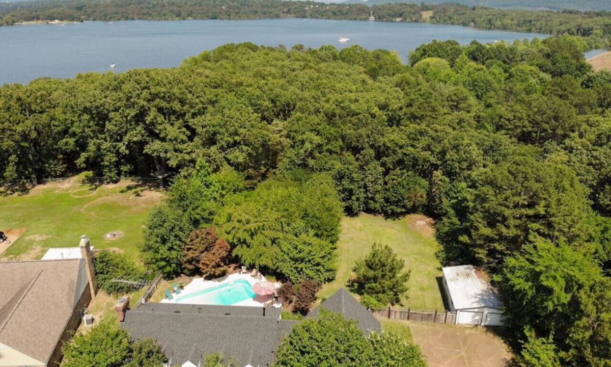 Heber Springs House | Dog lovers: Fenced yard, 2 king beds, lake access,