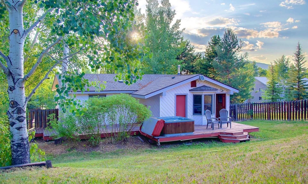 Steamboat Springs House | Dogs OK-AC-Private Hot Tub-Steps to Free Town/Mtn Bus/Whistler Park+Garage-W/D-Grill-Big Fenced Yard