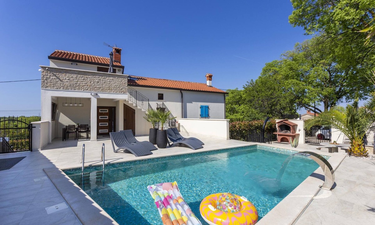 Mugeba Apartment | Dolce Vita Apartment 2 with shared Heated Pool near Poreč