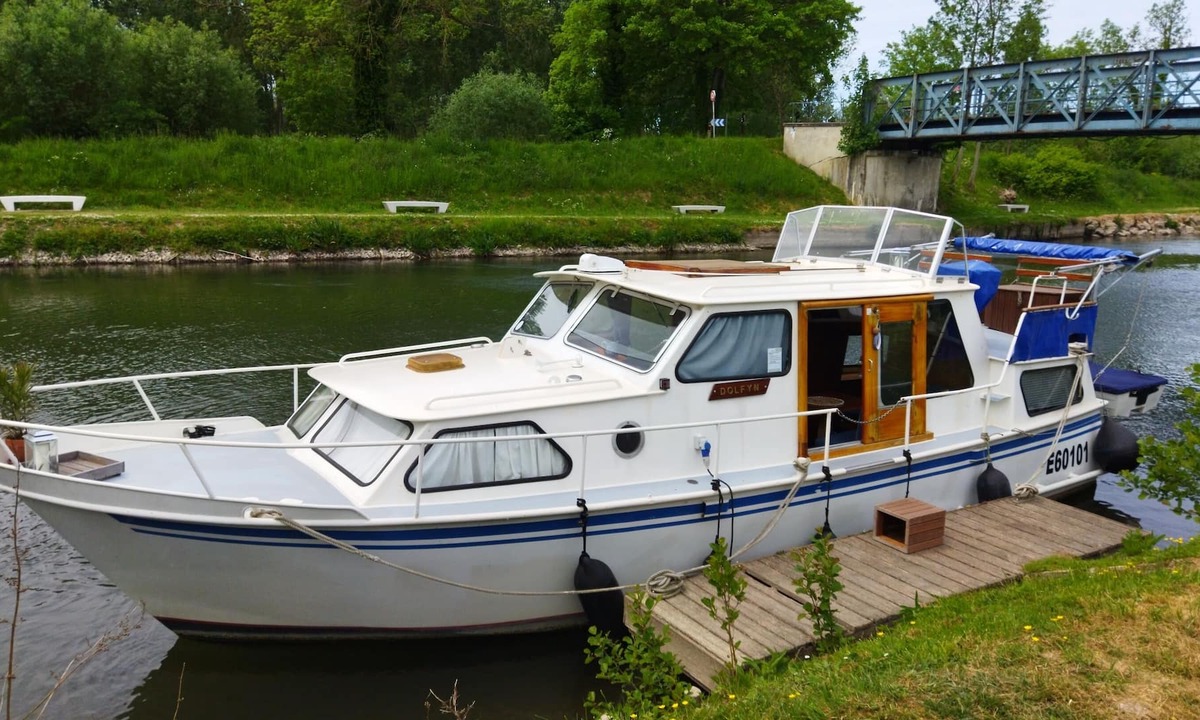 Eaucourt-sur-Somme Boat Rental | Dolfyn nuit sur l'eau en duo