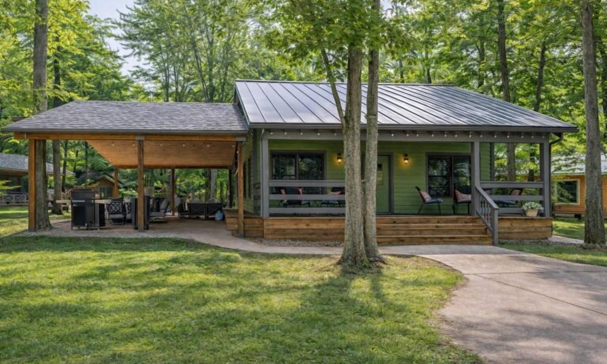 Fennville House | Dollybrook 6 - 🐾 Pet Friendly | Groups Welcome | Seasonal Pool