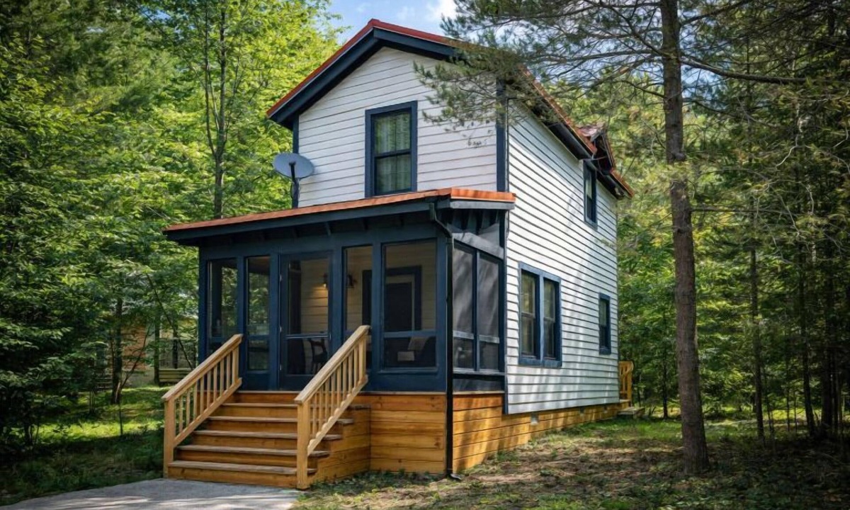 Fennville House | Dollybrook 8: Sunshine Loft | Pool