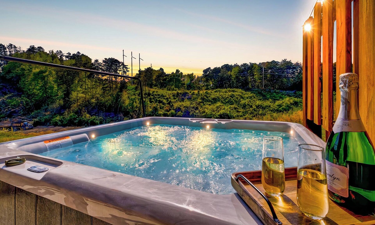 Pigeon Forge Cabin | Dollywood | Hot Tub | King Beds | Pets | No Steep Roads