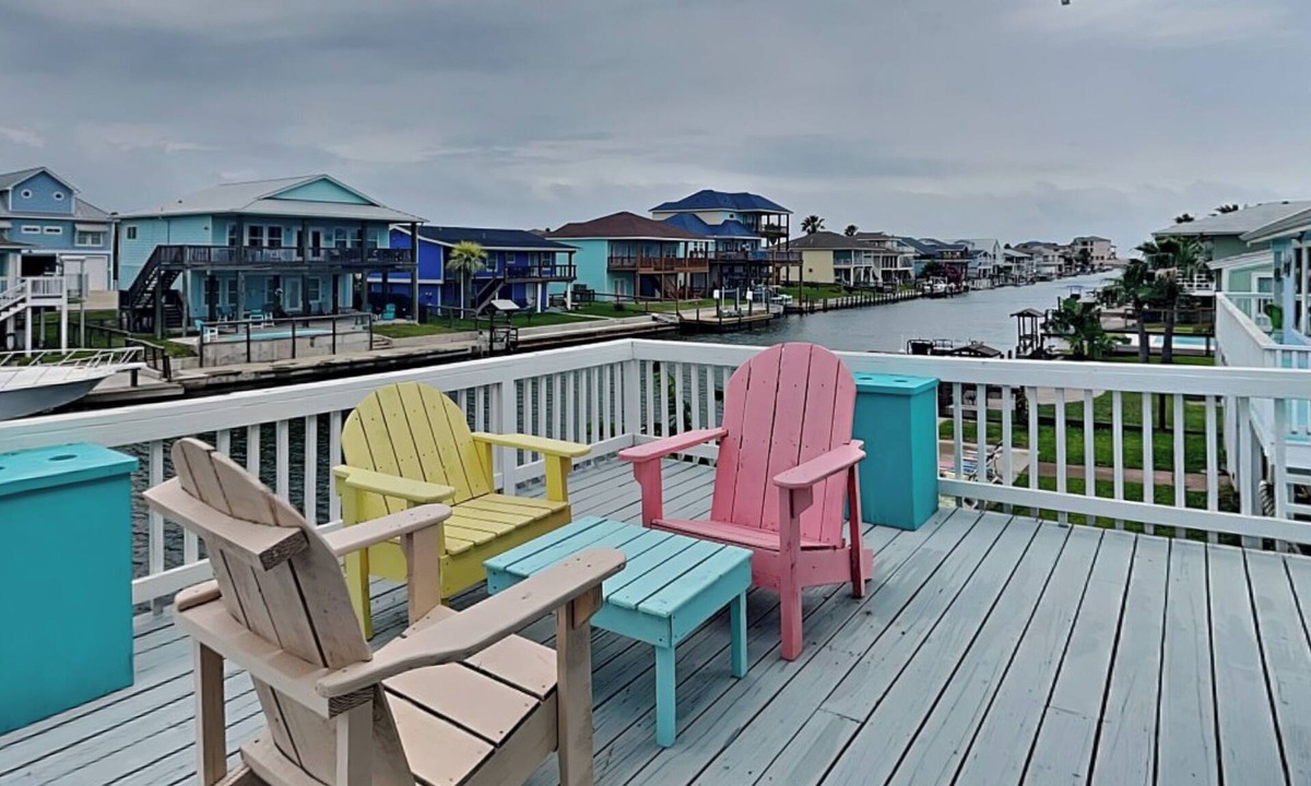 City-by-the Sea House | Dolphin Paradise | Bayfront + Pet Friendly