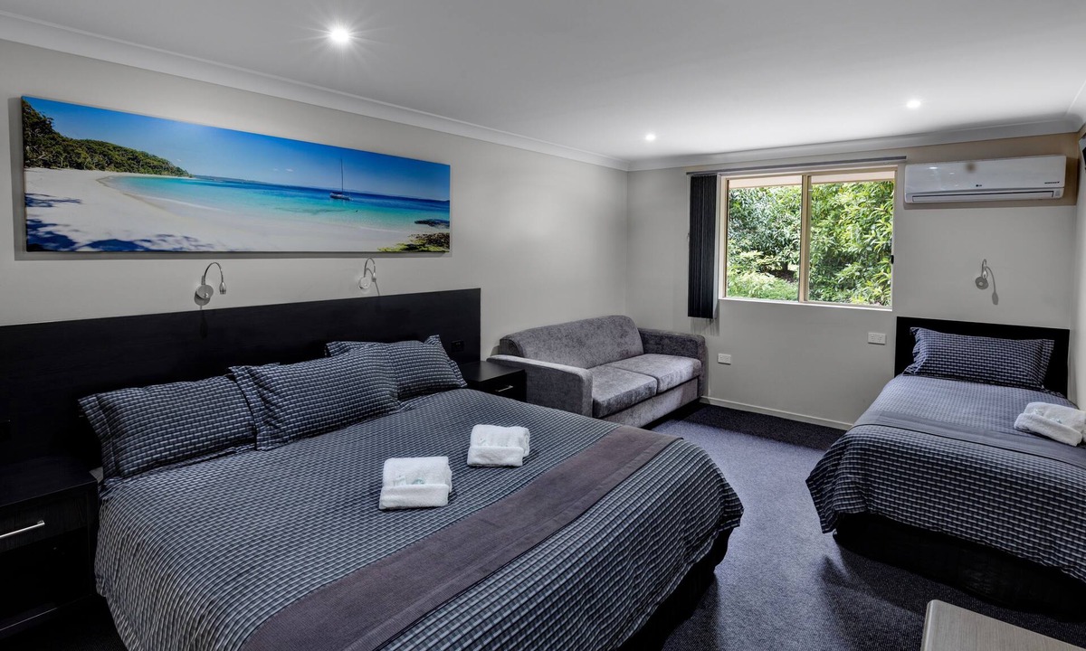 Vincentia Hotel | Dolphin Shores