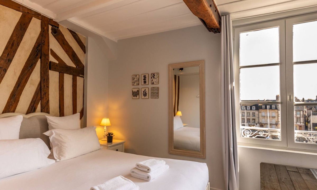 Honfleur Apartment | Dolphin view - 1st floor - Charming, comfortable flat on the port